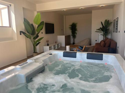 een groot bad in de woonkamer bij SeaWave Villas, By Hellocrete in Chania