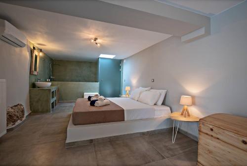 Giường trong phòng chung tại Casa Sofia Apt#1, By Hellocrete