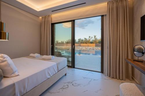 Postel nebo postele na pokoji v ubytování Olive Hill Villa, By Hellocrete