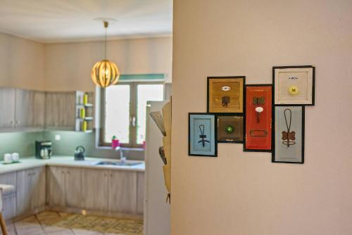 een keuken met een deur met foto's aan de muur bij Casa Sofia Apt#2, By Hellocrete in Spílion
