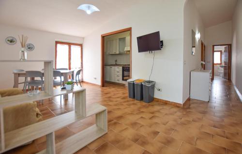 Μια τηλεόραση ή/και κέντρο ψυχαγωγίας στο Cozy Apartment In Casal Velino