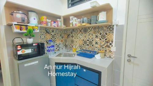 斯里伊斯兰德Homestay Annur Hijrah Seri Iskandar Near UiTM ,UTP的带水槽和柜台的小厨房