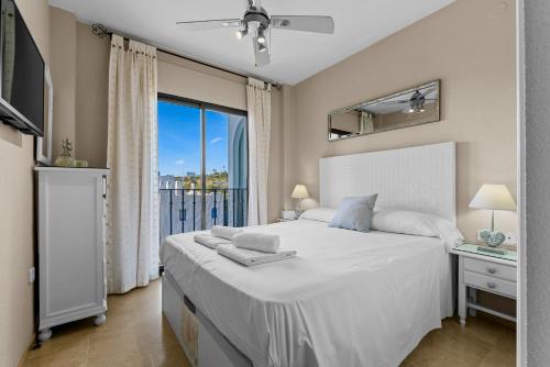 Postel nebo postele na pokoji v ubytování Marina Duquesa apartemento 2110