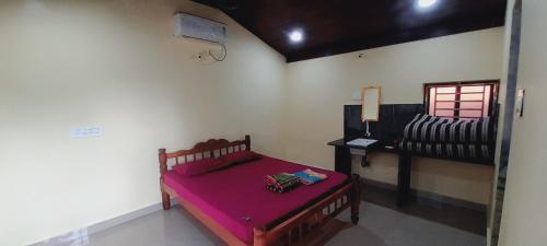 Un pat sau paturi într-o cameră la Beach Farm Stay