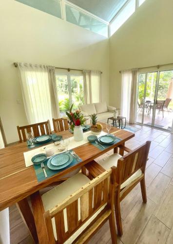 a dining room with a wooden table and chairs at Casa Linda in Platanillo