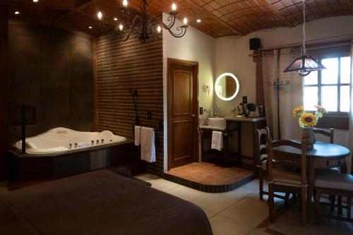 a large bathroom with a tub and a sink at Cabaña Real Victoria in Tepatitlán de Morelos
