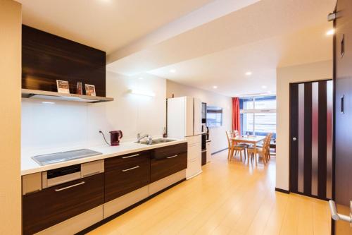青葉邸-NIPPONBASHI Room 702-3 Min Walk to Kuromon Market 3BR 5 Beds Family Residence