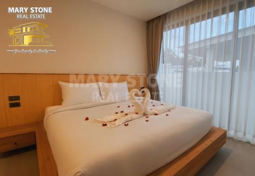 um quarto com uma cama com uma janela grande em Villa Baya - 3BR Modern Poolside em Bangrak Beach