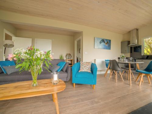 a living room with a couch and a table at Kites Nest-Qu7488 in Highgate