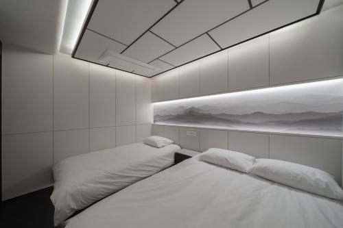 Ένα ή περισσότερα κρεβάτια σε δωμάτιο στο 에스티르 신사