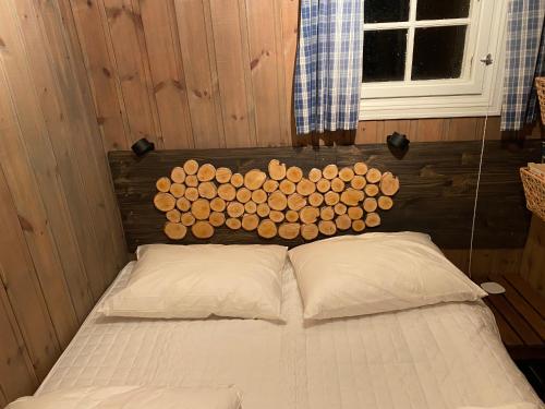 een bed in een kamer met een bos boomstammen bij Golsfjellet in Gol