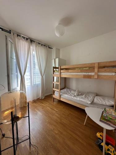 Кровать или кровати в номере Large flat close to Paris with Free parking