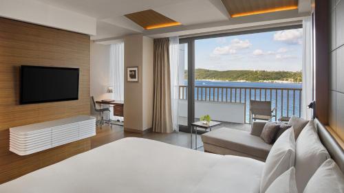 Deluxe Family King Suite with Bosphorus View