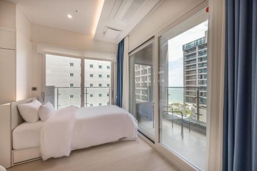 Ένα ή περισσότερα κρεβάτια σε δωμάτιο στο Haeundae Wave