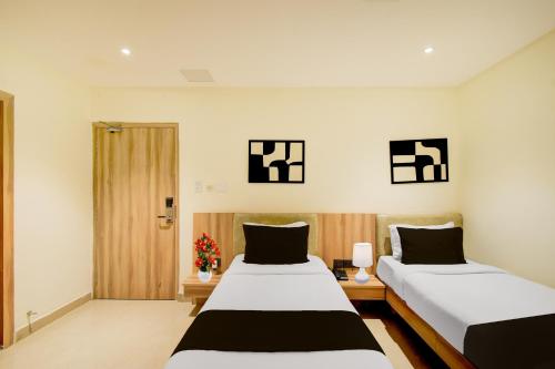 Giường trong phòng chung tại Palette Naveena Grand Hyderabad