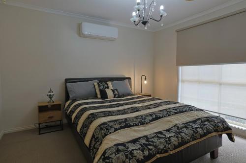 Postel nebo postele na pokoji v ubytování Relaxing Family Getaway 3BR House with Garden