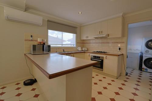 Kuchyň nebo kuchyňský kout v ubytování Relaxing Family Getaway 3BR House with Garden