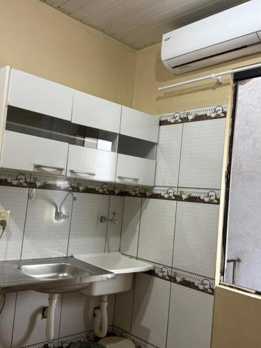 un baño con lavabo y espejo en Ada Luna, en Ciudad del Este
