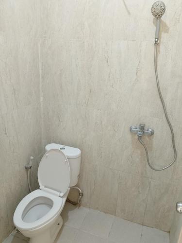 a bathroom with a toilet and a shower at Laisky Residence Bali in Denpasar