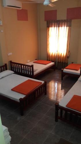 Postel nebo postele na pokoji v ubytování Anura Guest Inn