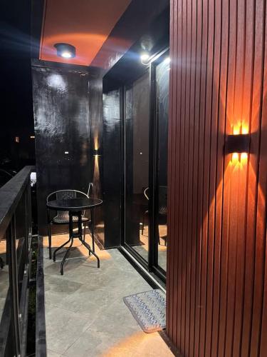 - une vue sur une chambre avec une table et un bâtiment dans l'établissement Sweet homestay in hannah, à Santa Cruz