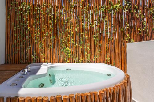 Ένα μπάνιο στο Casa Wayra Tulum