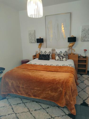 une chambre avec un grand lit et deux lampes dans l'établissement Maison La Suite 27, à Guingamp