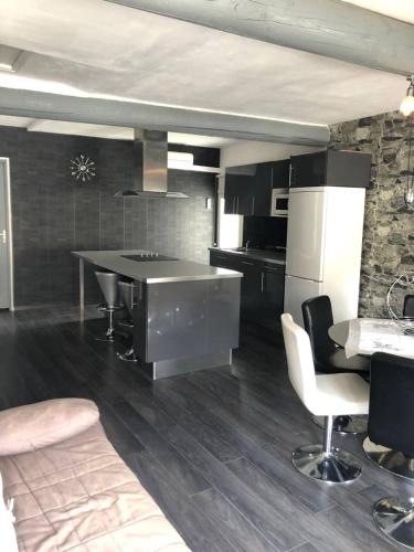 Appartement moderne aux Saintes-Maries-de-la-Mer avec terrasse.