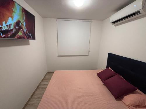 a bedroom with a large bed with avertisementatronatronstrationstrationstration at BAM - Hospedajes in Santa Marta