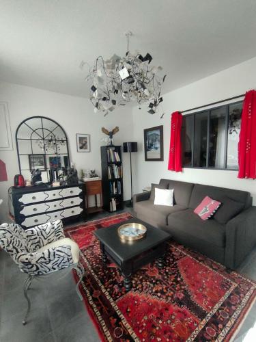 un salon avec un canapé et une table dans l'établissement Maison La Suite 27, à Guingamp