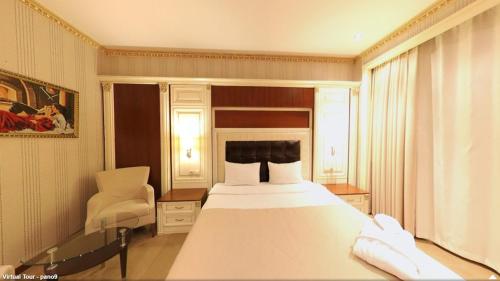 Un pat sau paturi într-o cameră la Boulevard Side Hotel