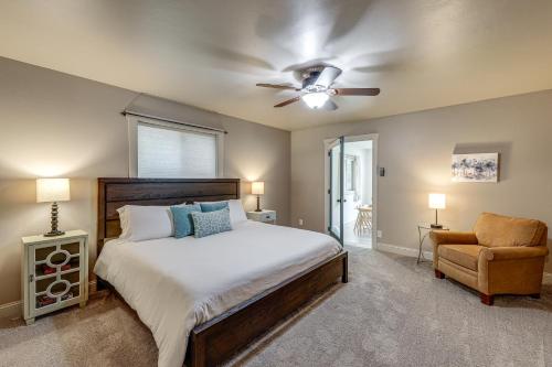 ein Schlafzimmer mit einem Bett und einem Deckenventilator in der Unterkunft Kalispell Main House Less Than 15 Mi to Flathead Lake in Creston