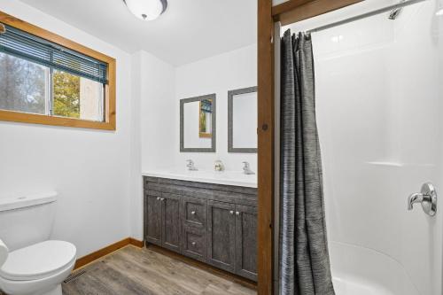 Koupelna v ubytování 12 Beds Sleep 16 Chalet with HotTub, 2min to Blue