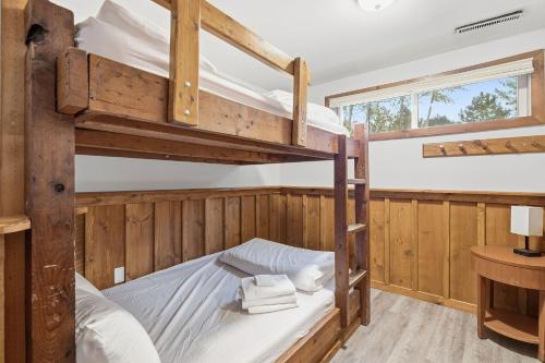 Postel nebo postele na pokoji v ubytování 12 Beds Sleep 16 Chalet with HotTub, 2min to Blue