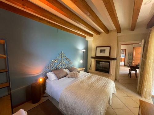 Un dormitorio con una cama y una chimenea. en Ronco Frati, piscina vista lago, en Pisogne