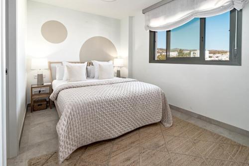 En eller flere senge i et værelse på INF24E - Modern 2-Bed Apt with roof top pool