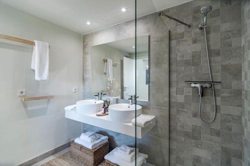 Et badeværelse på INF24E - Modern 2-Bed Apt with roof top pool