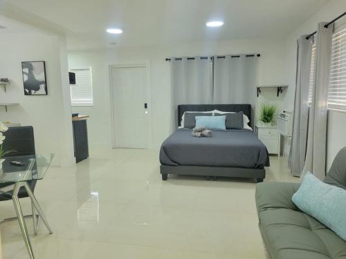ein Schlafzimmer mit einem Bett, auf dem ein Stofftier liegt in der Unterkunft Kevin#B Chic Studio with Patio near Fort Lauderdale Beach in Fort Lauderdale