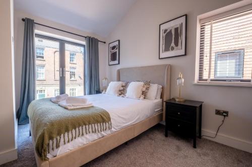 Ένα ή περισσότερα κρεβάτια σε δωμάτιο στο Luxury 4BR City Centre House - Free Parking