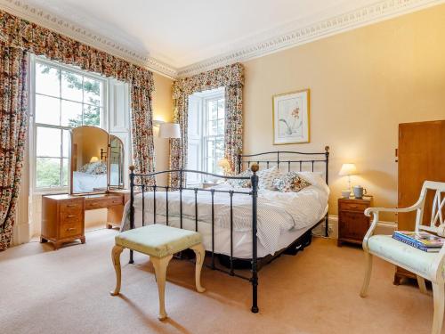 Postel nebo postele na pokoji v ubytování 5 Bed in Blacklunans CA409