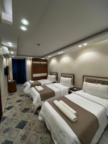 eine Reihe von Betten in einem Hotelzimmer in der Unterkunft City Sun Cairo Hotel in Kairo