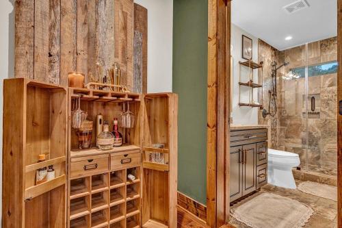 Un baño con ducha, inodoro y lavabo. en Snowflake River Ridge at Eagles Nest, en Banner Elk