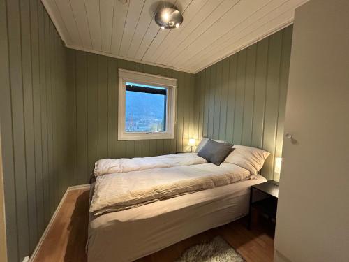 オイヤーにあるHafjell Ski-in Ski-Outの窓のある部屋のベッド