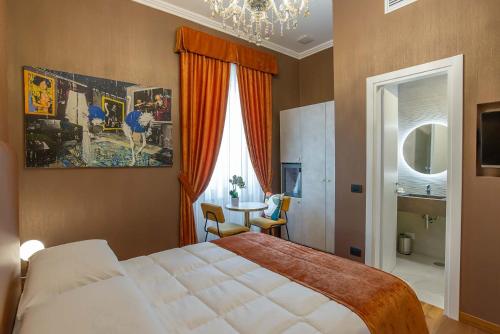 ローマにあるホテル パーバの大きな白いベッドとテーブルのある寝室