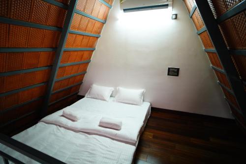 Un pat sau paturi într-o cameră la Vanasiri Resort by Travent Mug