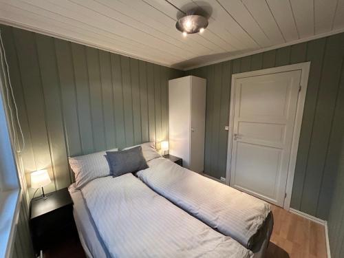 オイヤーにあるHafjell Ski-in Ski-Outのベッドルーム1室(ランプ2つ、ドア付)