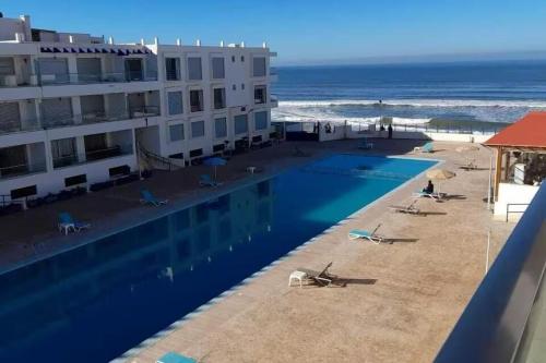 Der Swimmingpool an oder in der Nähe von Banana Village Surf Apartment