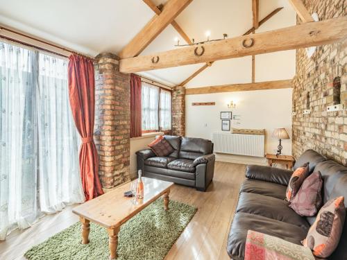 ein Wohnzimmer mit Sofa und Tisch in der Unterkunft The Forge - Uk37519 in Routh