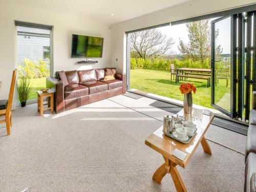 een woonkamer met een bank en een tafel bij Viking - Uk44983 in Newport