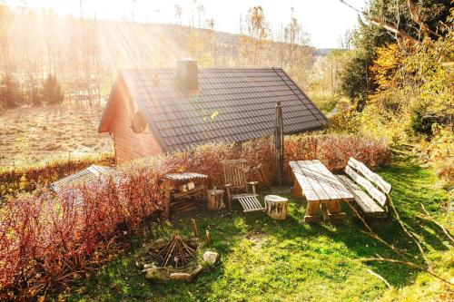 ストロニエ・シロンスキエにあるChatka mojego dziadkaの家の前のピクニックテーブルとベンチ